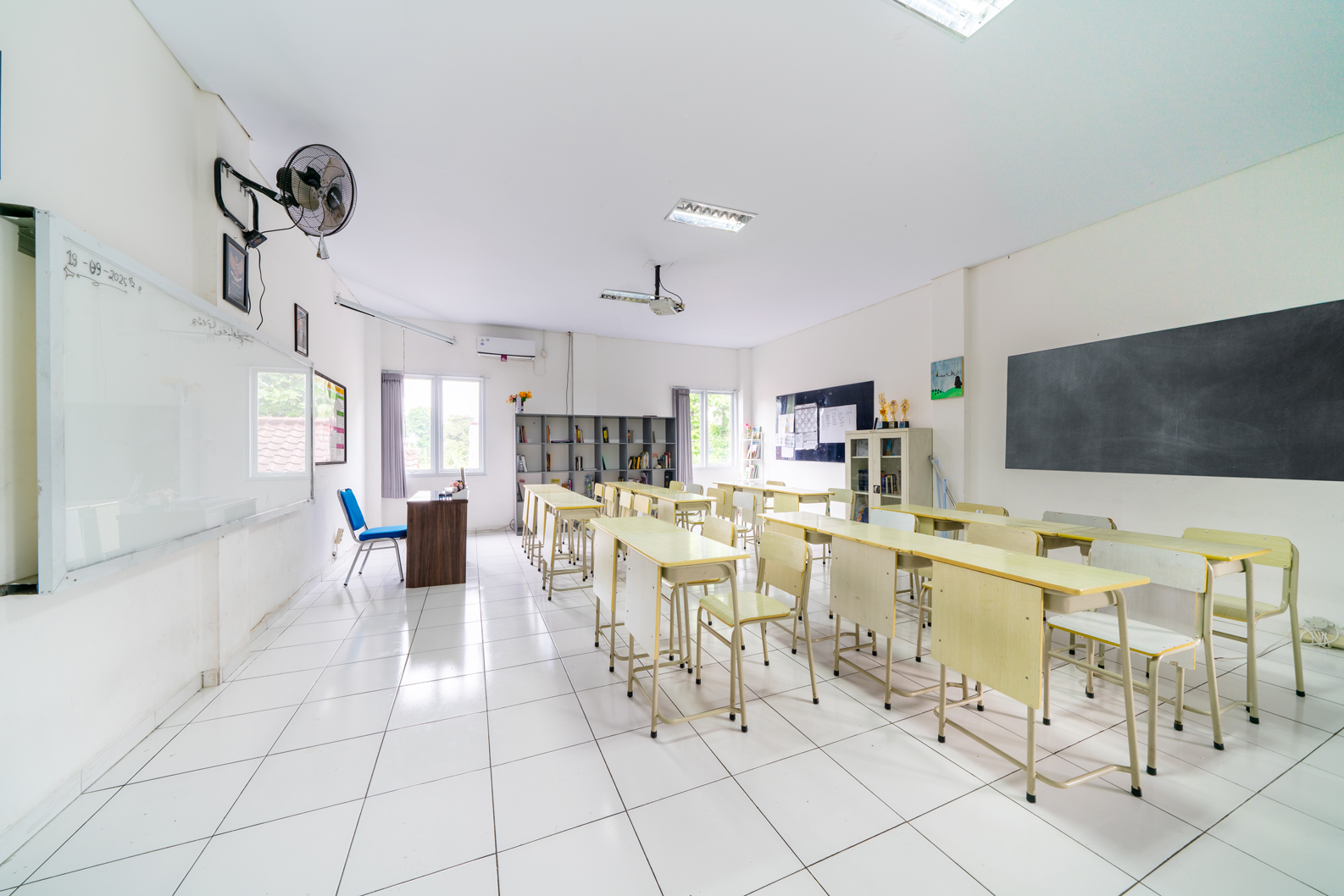 Ruang Kelas Ber-AC, proyektor dan screen